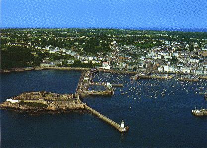 Der s&uuml;dliche Ausl&auml;ufer von St. Peter Port, Guernseys Hauptstadt, mit der Hafeneinfahrt und Castle Cornet links vorne